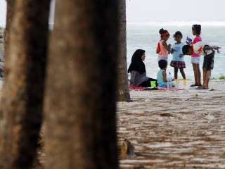 ހުޅުމާލޭ ބީޗުގައި އާއިލާއެއް ވަގުތު ހޭދަކުރަނީ. ވިޔަފާރިތަކުން ބީޗު ބޭނުންކުރާތީ އާންމުންނަށް އެންމެ އެކަށޭނަ ގޮތުގައި އެތަން ބޭނުން ނުކުރެވޭ ކަމުގެ ޝަކުވާ ގިނަ ފަރާތްތަކަކުން ދަނީ ކުރަމުން