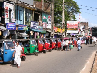 ލަންކާގައި އަންހެނުން އޮޓޯއަށް އެރުން މަނާކޮށްފި