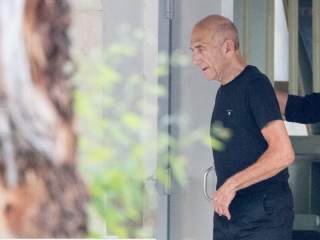 ކަރަޕްޝަންގެ މައްސަލައެއްގައި ޖަލުގައި ހުންނެވި އިޒްރޭލުގެ ކުރީގެ ބޮޑު ވަޒީރު އޮލްމާޓް ކަފާލުތުގެ ދަށުން މިނިވަން ކޮށްފި