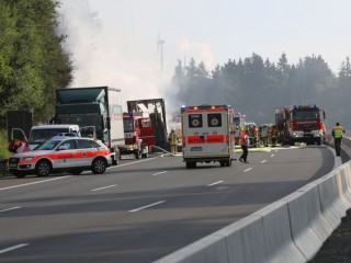 ދެކުނު ޖަރުމަނުގައި ބަހަކާއި ލޮރީއެއް އެކްސިޑެންޓްވެ 30 މީހަކު ޒަޚަމްވެއްޖެ އަދި 18 މީހަކު ގެއްލިއްޖެ 