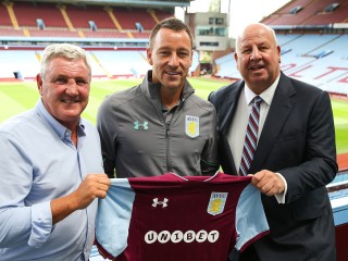 ޖޯން ޓެރީ އެސްޓަން ވިލާއަށް ސޮއިކޮށްފި