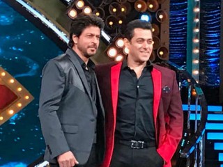 ސަލްމާން ޚާން އަށް  ޝާހުރުކް ކާރެއް ހަދިޔާއަކަށް ހަދިޔާކޮށްފި