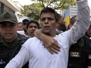 ވެނެޒުއޭލާގެ އިދިކޮޅު ލީޑަރު ލިއޮޕޮލްޑޯ ލޯޕެޒް ގޭ ބަންދަށް ބަދަލު ކުރި ކުރުމަށް ރައީސް މަޑޫރޯ ތައުރީފު ކުރައްވައިފި 