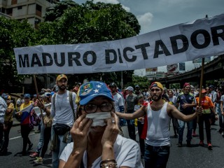 ވެނެޒުވޭލާގައި 24 ގަނޑިއިރަށް ދެމިގެންދާ މުޒާހަރާއަކަށް އިދިކޮޅު ފަރާތްތަކުން ގޮވާލައިިފި