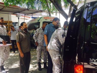 ޝައިހް އިމްރާން އަދި ކާނަލް ނާޒިމް އަށް ފަރުވާދިނުމަށްފަހު އަނބުރާ ޖަލަށް ގެންދަން ވެހިކަލް އަށް އަރުވަނީ 