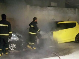 އައްޑޫސިޓީ، ހިތަދޫ މަގެއްގައި ޕާކްކޮށްފައި އޮތް ދެ ކާރެއްގައި އަލިފާން ރޯވެއްޖެ