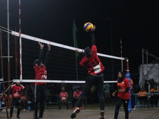 ކުޅުނު ހުރިހާ މެޗަކުން މޮޅުވެ މިސްކިތްމަގު ޓީމުން ސެމީއަށް ދަތުރުކުރިއިރު ޕޮލިސް އަދި ފުނާޑުވެސް ސެމީއިން ޖާގަ ހޯދައިފި