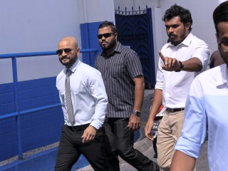 ފާރިސް ކޯޓަށް ހާޒިރުވެވަޑައިގަންނަވަނީ