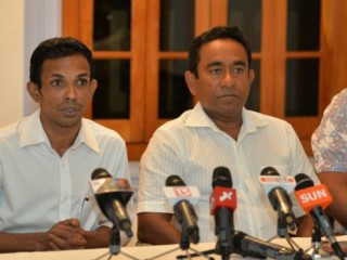 މުހައްމާ ޕީޕީއެމްއަށް ބަދަލުވުމަށް މުލިއާގޭގައި ބޭއްވި ރަސްމިއްޔާތުގައި ރައީސް ޔާމީން އަރިހުގައި ހުންނަވައިގެން ވާހަކަ ދައްކަވަނީ