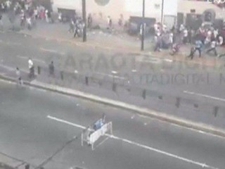 ވެނެޒުއޭލާގައި ވޯޓްލާން ގޮސް ހުރި ނަރުހަކަށް ބަޑިން ހަމަލާދީ މަރާލައިފި