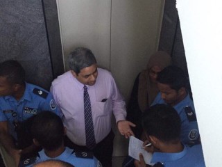 ފާރިސް ދިރިއުޅުއްވާ ގެއަށް ފުލުހުން ދިޔުމުން ވަކީލު މައުމޫނު ހަމީދު ވާހަކަ ދައްކަވަނީ