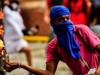 ވެނެޒުވޭލާގެ މުޒާހަރާ ބޮޑުވެ މިލިއަނުން މީހުން ނުކުމެއްޖެ