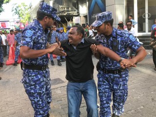 މުޒާހަރާގެ ތެރެއިން ރައްޔިތުންގެ މަޖިލީހުގެ މެމްބަރު އަލީ އާޒިމް ހައްޔަރުކޮށްގެން ގެންދަނީ