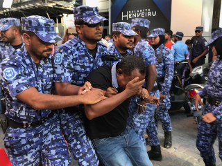 މުޒާހަރާއެއްގެ ތެރެއިން މީހަކު ހައްޔަރު ކުރަނީ