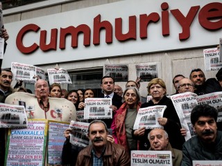 ތުރުކީގެ ނޫހެއް ކަމަށްވާ "ކަމްހުރިޔަތް" ގެ 17 މުވައްޒަފެއްގެ މައްޗަށް ޓެރަރިޒަމްގެ ޝަރީއާތް ކުރަނީ 