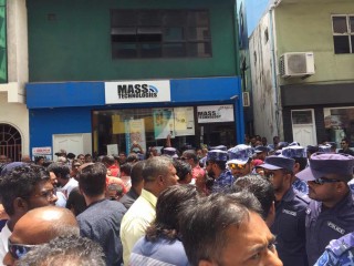 މަޖިލީހުގެ މެންބަރުން މަޖިލީހަށް ދިއުމަށް ފުލުހުން ހުރަސް އަޅަނީ