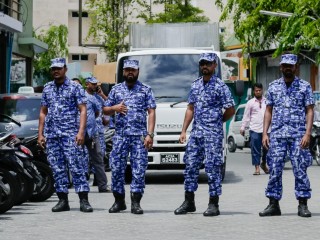 މުޒާހަރާއެއްގެ ތެރޭގައި ފުލުހުން ހަރަކާތްތެރިވަނީ - ޔުނީފޯމް ނާޅާ ހައްޔަރުކުރި މީހަކު ދޫކޮށްލުމަށް ކޯޓުން ވަނީ އަމުރުކޮށްފަ
