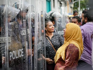 އިދިކޮޅު  މުޒާހަރާއަކަށް ފުލުހުން ހުރަސްއަޅަނީ