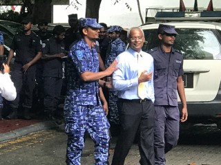 މަޖިލީހުގެ މެމްބަރުންނަށް މަޖިލީހުގެ އިދާރާއަށް ނުވަދެވޭ ގޮތަށް ތަޅު އެޅުވުމަށް ފަހު މެމްބަރުން ހައްޔަރުކޮށްގެން ގެންދަނީ