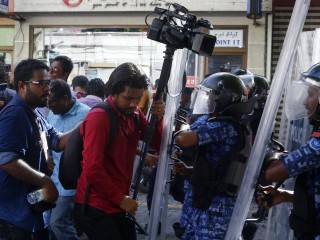 އިދިކޮޅު ފަރާތްތަކުގެ މުޒާހަރާއެއް ކަވަރުކުރުމުގައި ހަރަކާތްތެރިވި ނޫސްވެރިންތަކަކަށް ފުލުހުން ހުރަސް އަޅަނީ