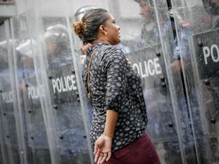 އެމްޑީޕީ އޮފީހުގެ ކުރިމަތީގައި އޮތް މުޒާހަރާގެ ތެރެއިން