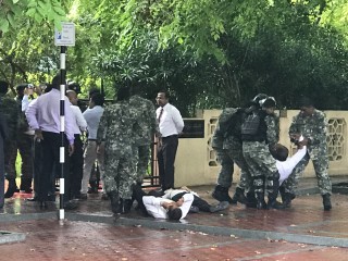 ޤާނޫނުއަސާސީގެ ބާރުކަނޑުވާލައި ބަޣާވާތް ކޮށްފި، މިހާރު މި ހިންގަނީ މިލިޓަރީ ވެރިކަމެއް: ގުޅިފައިވާ ޕާޓީތައް