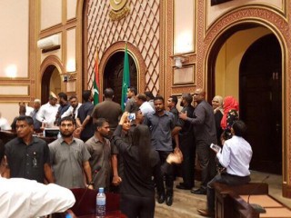 މަޖިލީހުގައި ނޫސްވެރިއެއްގެ ދައުރު ރޮޒެއިނާ އަދާކުރި ގޮތް ވަރަށް ފުރިހަމަ !