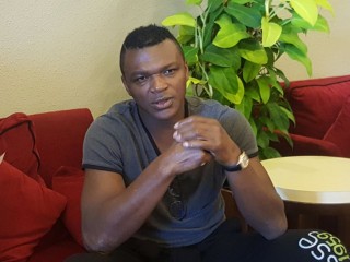 ފްރާންސްގެ ފުޓުބޯޅަ ލެޖެންޑް މާސޭ ޑެސައިލީ ވެލާނާ އިންޓްނޭޝަނަލް އެއާޕޯޓުގައި 