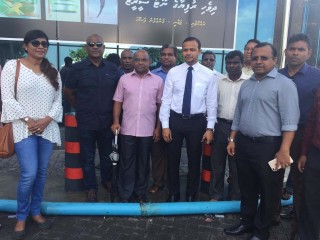 ފުލުހުންގ އިދާރާއަށް ހާޒިރުވެވަޑައިގަތުމަށްފަހު ރައްޔިތުންގެ މަޖިލީހުގެ ބައެއް މެމްބަރުންނާއެކު އަލީ ހުސެއިން