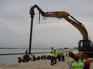 ވެލާނާ އެއާޕޯޓް ތަރައްގީ ކުރުމަށް  އަލަށް ހިއްކި ބިންތަކުގެ ޝީޓް ޕައިލް ކުރަން ފަށައިފި