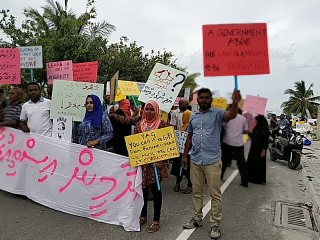 ހުވަދު އަތޮޅު ރައީސް ޔާމީނާ ދެކޮޅަށް ތެދުވެ ބޮޑު މުޒާހަރާއެއް ކޮށްފި 