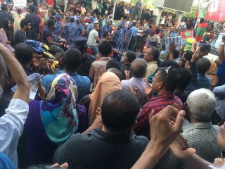 ރައީސް ޔާމީންގެ އިސްތިއުފާއަށް ގޮވާލައި މާލެ އާއި ރަށްރަށުގައި މުޒާހަރާކޮށްފި 