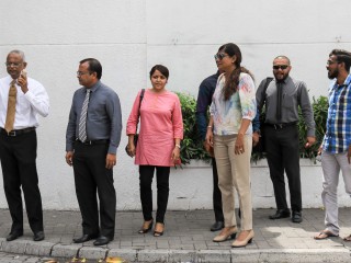 ގުޅިފައިވާ ސިޔާސީ ޕާޓީތަކުގެ އިސް ބޭފުޅުން ސުޕްރީމް ކޯޓަށް ވަޑައިގެން (ފައިލް ފޮޓޯ)