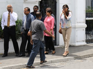 އިދިކޮޅު މެމްބަރުން ސުޕްރީމް ކޯޓު ބޭރުގައި