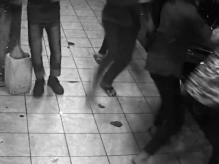 އަނަސް އަށް ހަމަލާދިނީ އޭނާ ފަހައި ދުވެފައި އައި ހަތަރު މީހުންގެ ގްރޫޕަކުން