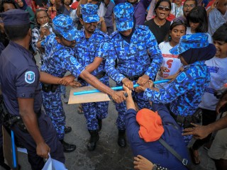 ފުލުހުން ރައްޔިތުންނަށް އަނިޔާކޮށް ފުރައްސާރަ ކުރާތީ، އެމައްސަލަ 241 ކޮމެޓީއަށް ހުށަހަޅައިފި