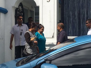 މެމްބަރު ފާރިސްގެ މަންމާފުޅު މެޑަމް ނަސްރީނާ އިބްރާހީމް އަދި ދަންތަ ޔުމްނާ މައުމޫން ހައިކޯޓަށް ވަޑައިގެންނެވުމަށްފަހު ނިކުމެވަޑައިގަންނަވަނީ --
