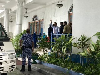 އަޑުއެހުމަށް ފަހު އަމީތު ހައިކޯޓުން ނެރެގެން ފުލުހުންގެ ވެހިކަލަށް އަރުވަނީ