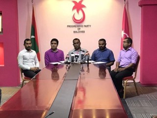 ކުޑަ ގަނޑުކޮޅެއްގައި ނަމްބަރު ޖަހައި، މިރޭގެ ޖަލްސާއަށް ދިޔުމަށް ކުންފުނިތަކުގެ މުވައްޒިފުންނަށް މަޖުބޫރުކޮށްފި