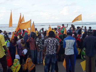 ސްޕްރީމް ކޯޓުގެ އަމުރު ތަންފީޒު ކުރުމަށް ގޮވާލައި އައްޑޫ ރައްޔިތުން މަގުމައްޗަށް ނުކުންނަނީ