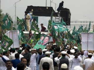 ނަވާޒް ޝަރީފްގެ މޮޓޯކޭޑްގެ ދަށުވެ ކުޑަ ކުއްޖަކު މަރުވެއްޖެ