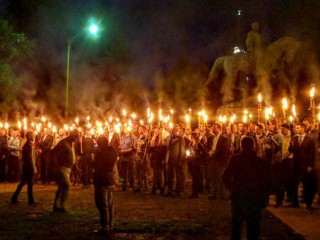 ވަރޖިނިއާ ސްޓޭޓްގެ ޝާލޮޓްސްވިލްގައި މިހާރު ކުރިއަށް ގެންދާ މުޒާހަރާގެ ތެރެއިން