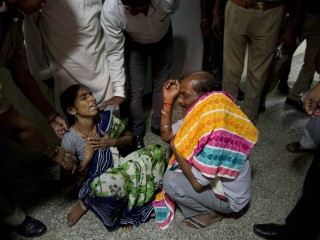 އިންޑިއާ ހޮސްޕިޓަލެއްގައި ގިނަ ކުދިންތަކެއް މަރުވި ހާދިސާއާ ގުޅިގެން ހޮސްޕިޓަލުގެ ވެރިޔާ ސަސްޕެންޑްކޮށްފި 