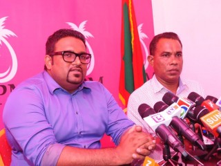 މަޖިލިސް އިންތިޚާބުގައި ދެ އާއިލާއެއް "ނަގަން" އަދީބު އަތުން "އަނެކެތިކޮޅެއް" ހޯދަން އަބްދުއްރަހީމް އެދޭ އޯޑިއޯއެއް ލީކުކޮށްލައިފި