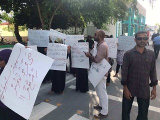 ތިނަދޫ ސްކޫލްގެ ދެ ޓީޗަރަކު ސަސްޕެންޑް ކުރި މައްސަލާގައި ބެލެނިވެރިން މުޒާހަރާ ކުރަނީ