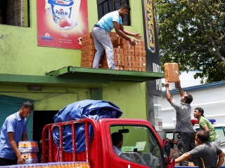 ނުގަވައިދުން އުޅޭ ބިދޭސީންނަށް ޒައިތޫނި ފަތްކޮޅެއް: މައްސަލަ ހައްލުވާނެބާ؟