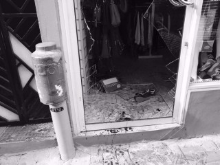 ސައިކަލަކުން ބިދޭސީއެއްގެ ގައިގައި ޖެހި ފިހާރައިގެ ބިއްލޫރިގަނޑުގެ ތެރެއަށް!