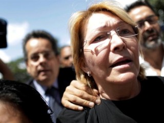 ވެނެޒުއޭލާގެ ކުރީގެ ޗީފް ޕްރޮސިކިއުޓަރާއި އެކަމަނާގެ ފިރިކަލުން ވެނެޒުއޭލާގައި "ދިރިއުޅުމަށް ނުރައްކާ" ކަމަށް ވިދާޅުވެ ގައުމުން ބޭރަށް! 