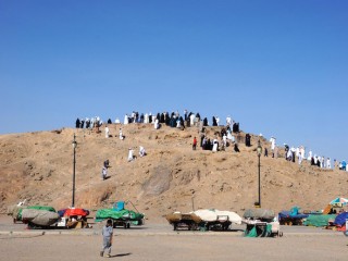 އުހުދު ފަރުބަދަ އަށް ހައްޖަށްދާ ގިނަ ބަޔަކު ޒިޔާރަތް ކުރޭ