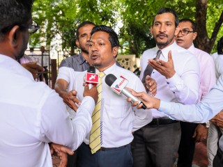 މެމްބަރު އިންތި އިންޓަވިއު ދެއްވަނިކޮށް، ސަރުކާރަށް ނިސްބަތްވާ މެމްބަރުން އިންތި ވަށާލައި އަޑުގަދަ ކުރައްވަނީ --